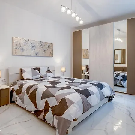 Deluxe Steps To St Georges Bay Apartment Saint Julian's