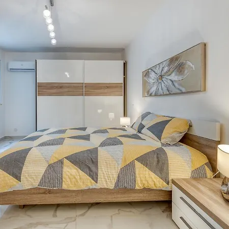 Deluxe Steps To St Georges Bay Apartment Saint Julian's