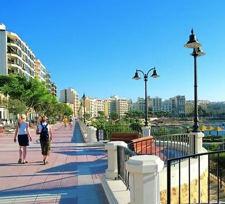 Deluxe Steps To St Georges Bay Apartment