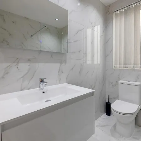 Deluxe Steps To St Georges Bay Apartment