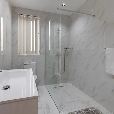 Apartment Deluxe Steps To St Georges Bay *