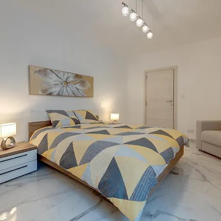Deluxe Steps To St Georges Bay Apartment