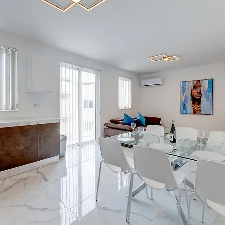 Deluxe Steps To St Georges Bay Apartment