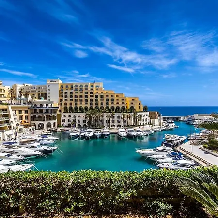 Deluxe Steps To St Georges Bay Apartment *