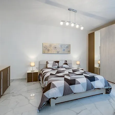 Deluxe Steps To St Georges Bay Apartment San Ġiljan