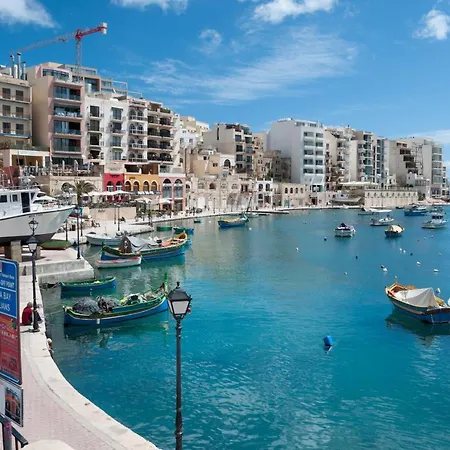 Deluxe Steps To St Georges Bay Apartment